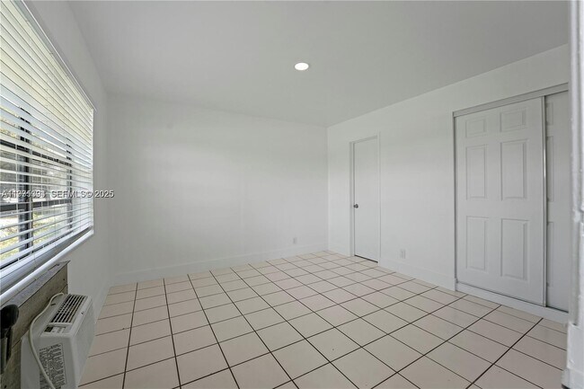 Building Photo - 380 SE 12th Ave