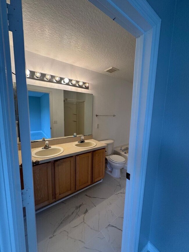 Building Photo - Spacious 4 bedroom house in Waterford Chase
