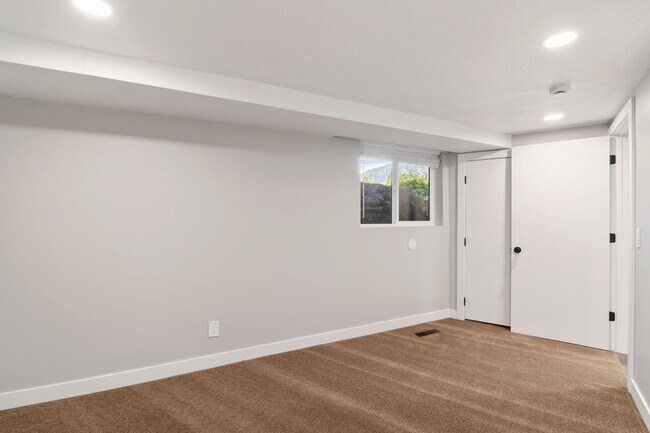 Building Photo - 1159 300 W