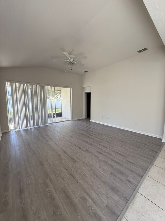 Building Photo - Come View This Amazing 3 Bed 2 Bath Single...