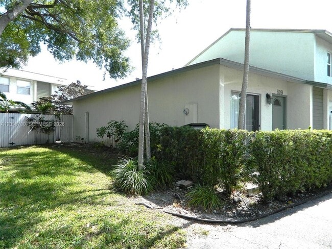 Building Photo - 899 Crystal Lake Dr