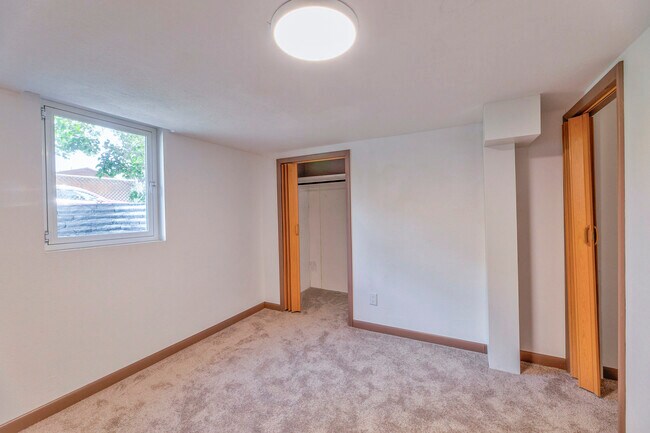 Building Photo - Duplex Fremont St