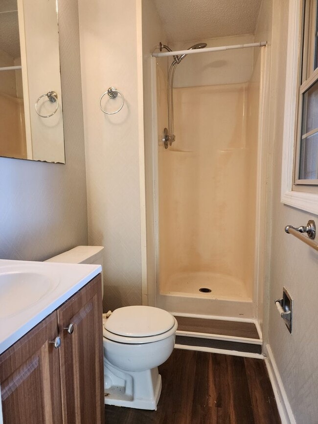 Building Photo - Available Mid August- 3bd, 2ba home with C...