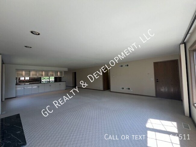 Building Photo - 319 Dee Ct