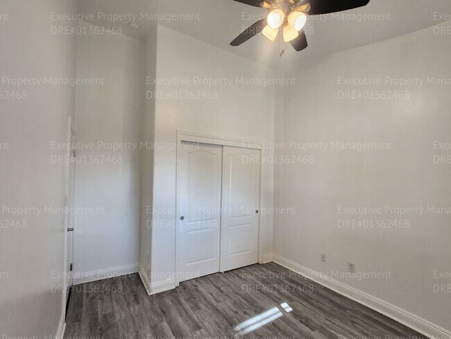 Building Photo - 4 bedroom/ 2 bathroom located in the South...