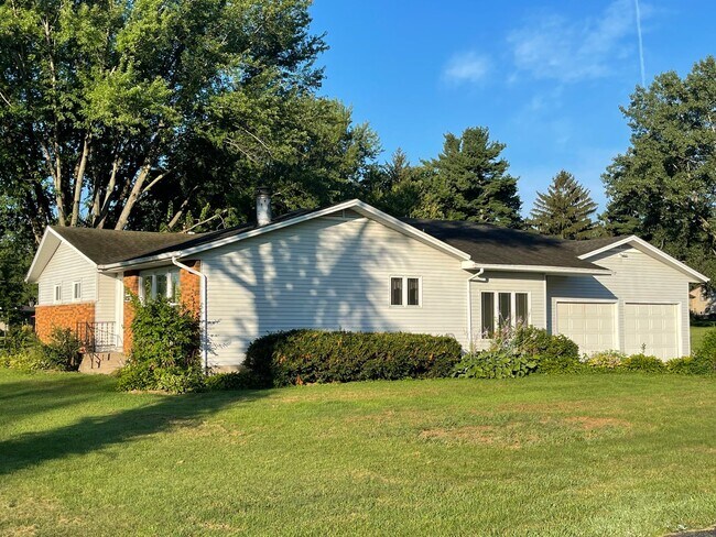 Building Photo - Spacious 3-Bedroom Home on Half-Acre Lot in Top-Rated Pleasant Valley School District!