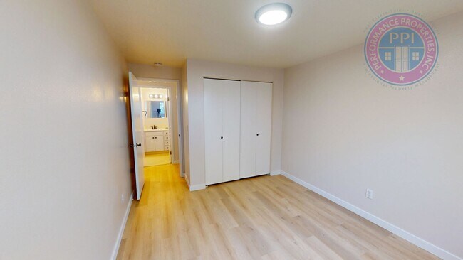 Building Photo - Prime West Linn Location - Walkable to Hig...