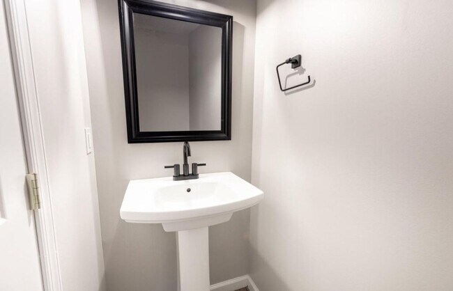 Building Photo - 3 Bedroom || 2.5 Bathroom - Townhome