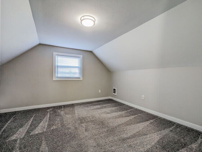 Building Photo - **Move-In Special** Move in ready 3 bed 1 bath home w/main level bedroom