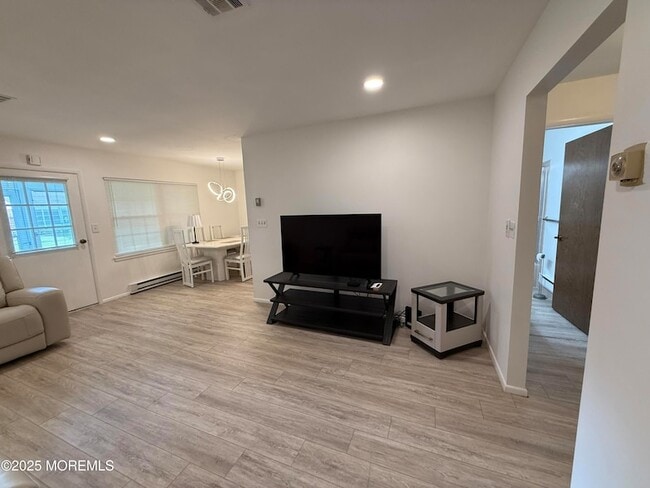 Building Photo - 1178B Clydebank Ct