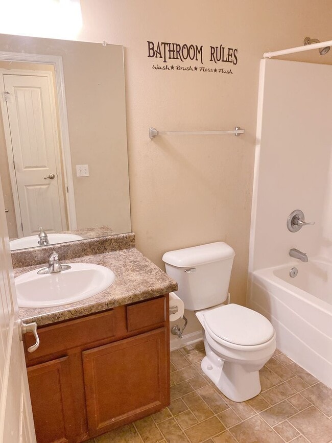 Building Photo - Beautiful 3 bed 2 bath house $1995, Glenmo...