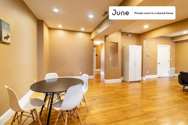 Building Photo - Private bedroom in 4 bed/2 bath Home