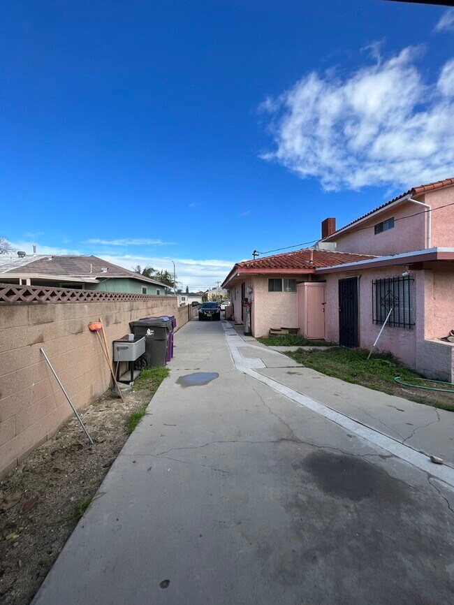 Building Photo - Brand new constructed! Triplex, 2 bedroom 1 bath