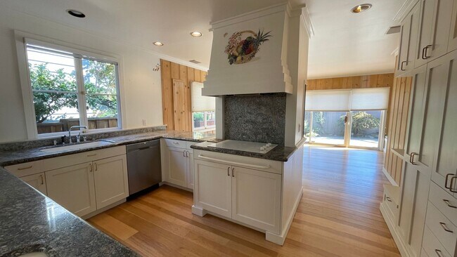 Building Photo - 2962 Gibbons Dr