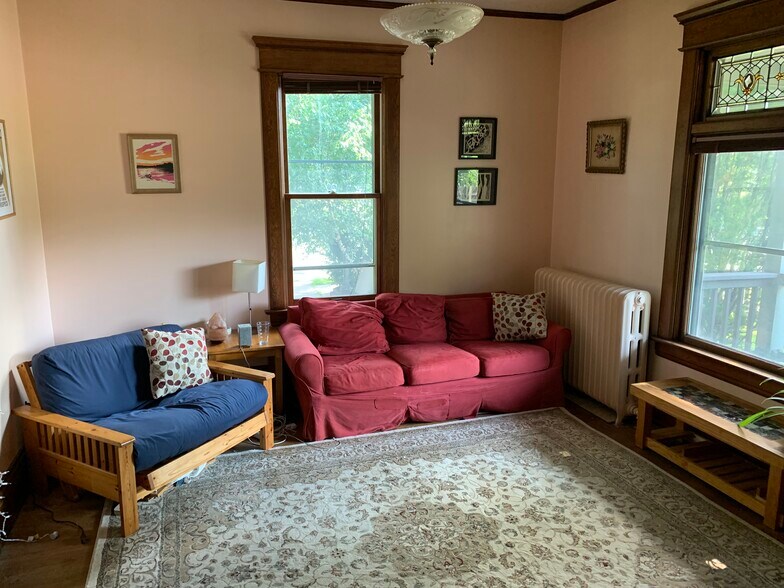Living - 1829 13th Ave S