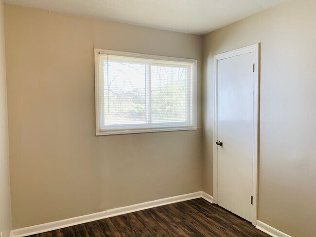 Building Photo - 6102 E Fayetteville Dr