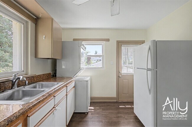 Building Photo - 2550 Woodland Dr