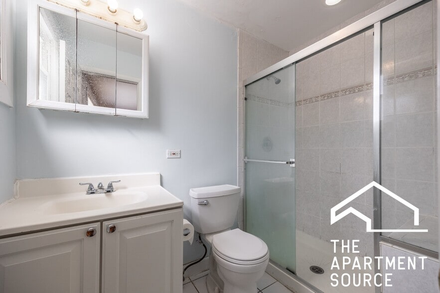 Building Photo - 1643 W Sherwin Ave