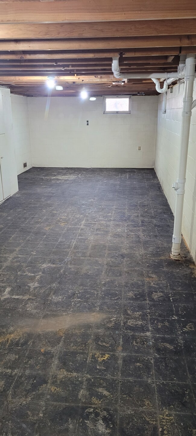 Building Photo - 9333 Skyline Dr