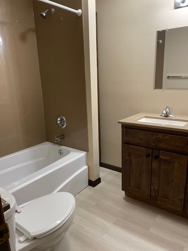 Building Photo - 4 Bedroom, 2 Bathroom House with Detached ...