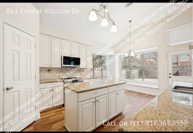 Building Photo - 841 Forest Hollow Dr