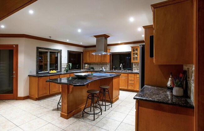 Building Photo - 3200 Oakley Dr