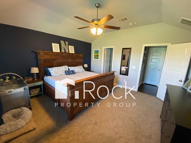 Building Photo - Beautiful 3 Bedroom Home with a Study in Westmoore Area