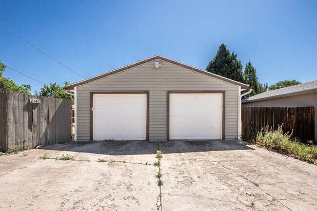 Building Photo - 2140 Robin Dr