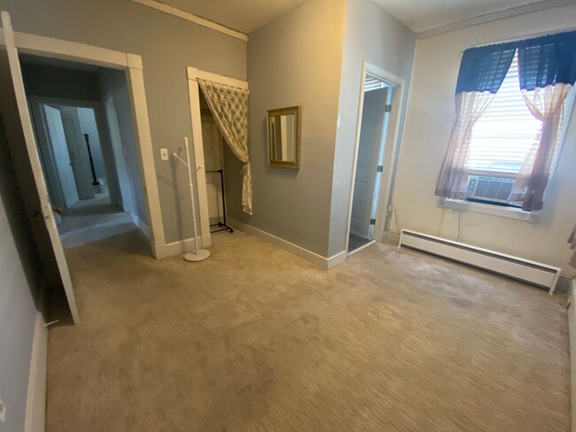 Building Photo - 3 Bedroom, 3.5 Bathroom In Downtown Perryv...