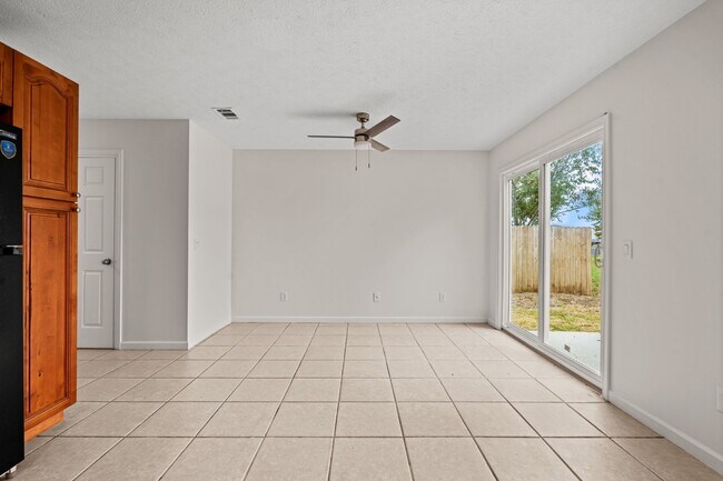 Building Photo - 5115 E 11th St