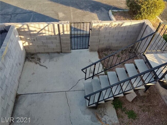 Building Photo - 2112 Sun Ave