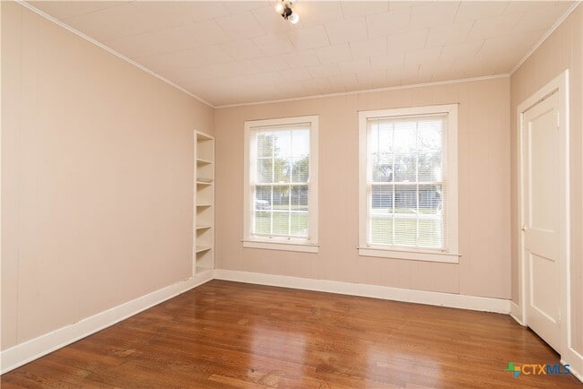 Building Photo - 712 S Walnut Ave