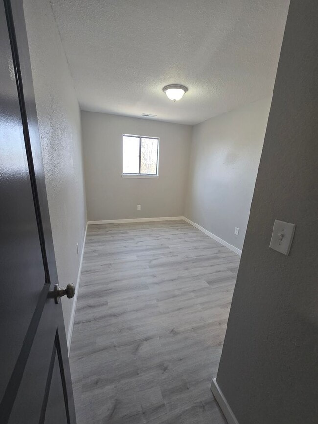 Building Photo - 2 Bedroom , 1 Bathroom Apartment!