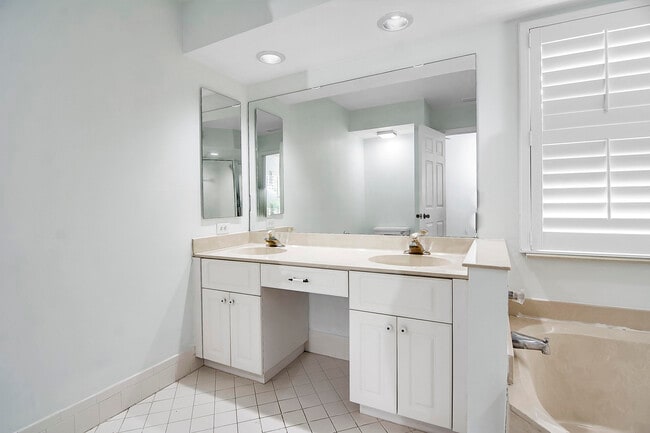 Building Photo - 1011 Siena Oaks Cir E