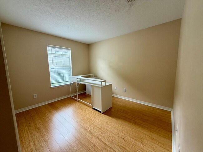 Building Photo - 4 bed 2bath with Pool