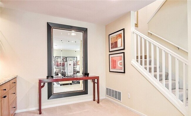 Building Photo - Stylish Upgraded Townhome Near Redmond Town Center & Sammamish Trail