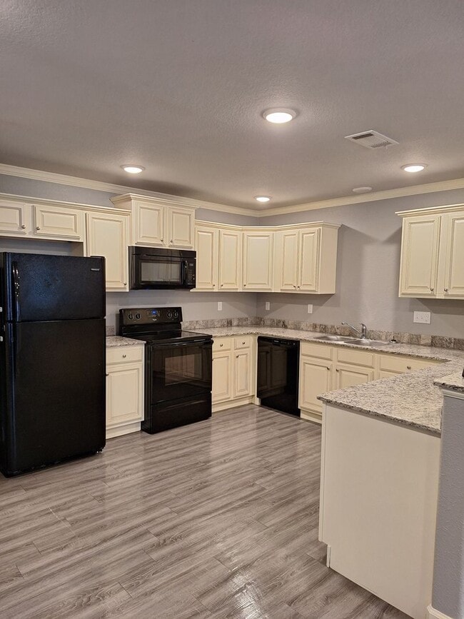 Building Photo - 3 bedroom Duplex with Move in special