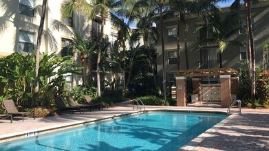 Building Photo - Hollywood Condo