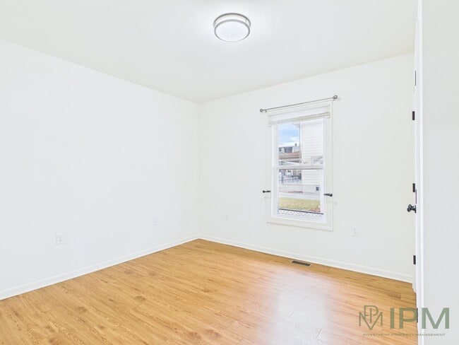 Building Photo - Charming 2 Bedroom Located in Central School District Available Now