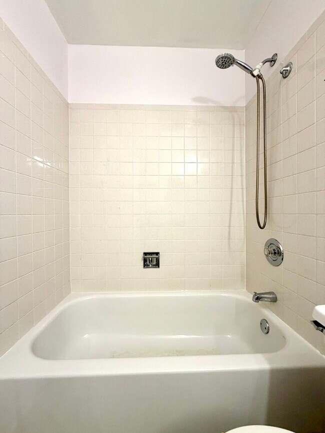 Building Photo - 665 Lakewood Farms Dr