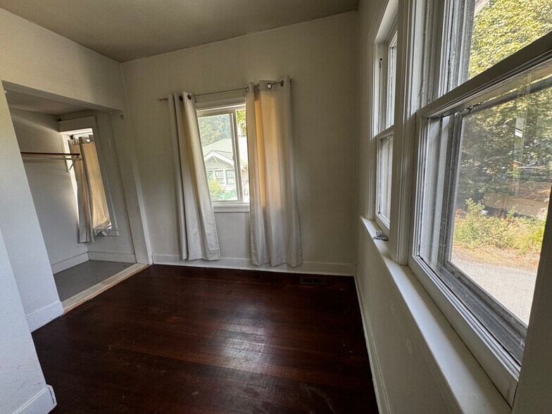 Building Photo - 810 NE Michigan St