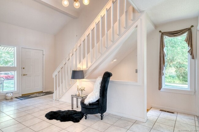 Building Photo - 592 Mountain Rd