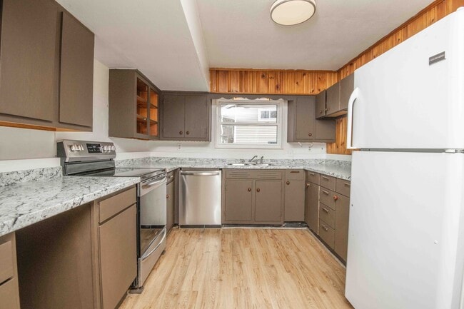 Building Photo - 3051 Dow Dr