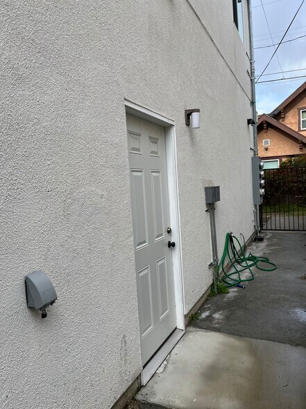 Building Photo - 3955 S Budlong Ave