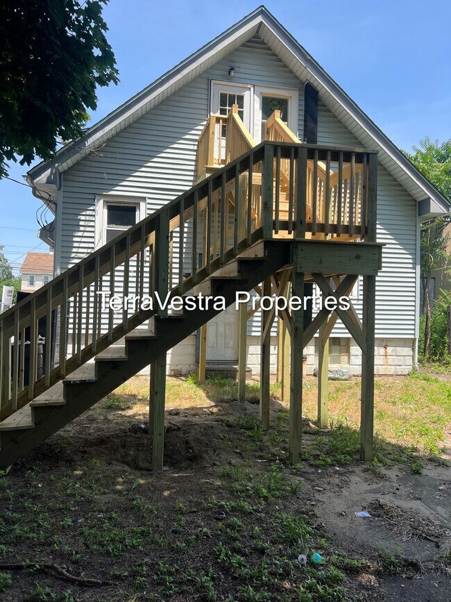 Building Photo - 424 W Broad St
