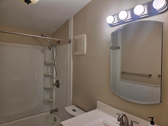 Building Photo - 645 Linden Ln