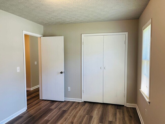 Building Photo - 10 Fredda Ln