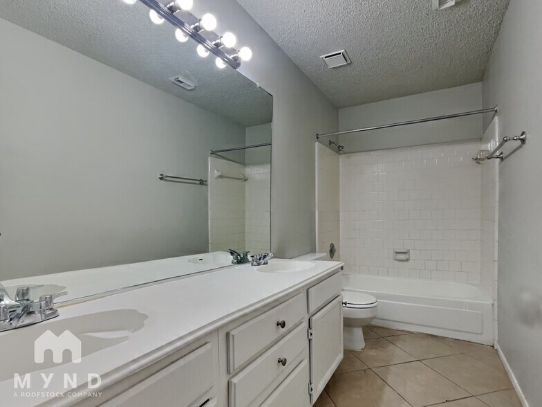 Building Photo - 18163 Holly Green Dr