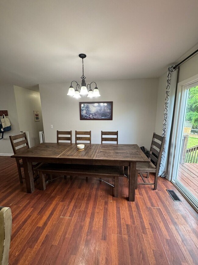 Building Photo - Country living on the outskirts of Nashville with 4 large beds, 2 baths, a bonus room and over an...