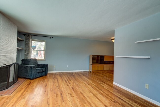 Building Photo - Ranch Style Brick home, charming and convenient!